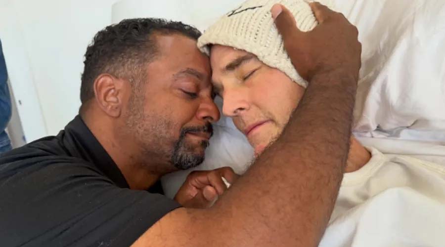 He was laid to rest in a quiet farewell, holding his wife in his arms… The video moves viewers to tears