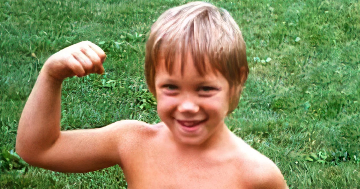 From Mischievous Boy to Hollywood Action Star! Can You Guess Whose Childhood Photo This Is?