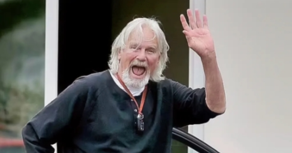 A Legendary Moment Captured! Can You Name This Classic TV Favorite? (Before/After Photos here)