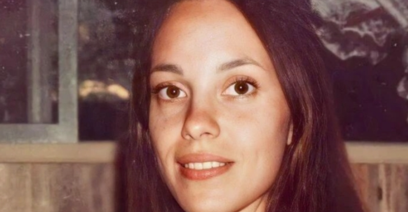 A rare childhood moment: can you recognize the future Hollywood star and her mother in this photo?