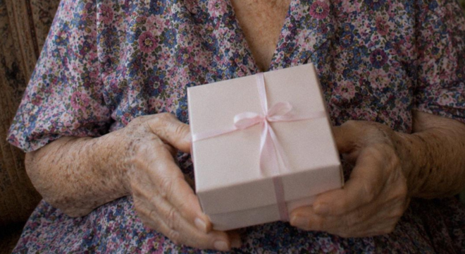 My Sister Didn’t Invite Our Grandma to Her Wedding Because She Was ‘Poor’ – After Grandma’s Farewell, She Opened Her Gift and Gasped