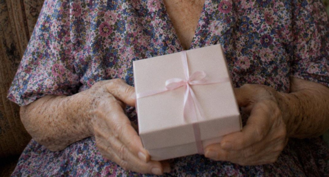 My Sister Didn’t Invite Our Grandma to Her Wedding Because She Was ‘Poor’ – After Grandma’s Farewell, She Opened Her Gift and Gasped