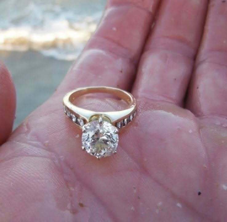 Woman Finds Diamond Ring On Beach – When Jeweler Sees It, He Tells Her This. Check in first Comment
