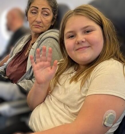 A Woman Embarrassed My Daughter for Her Weight on a Crowded Plane – Minutes Later, She Regretted Every Word