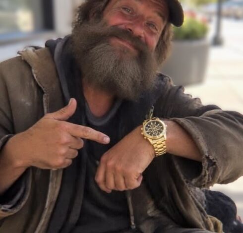 52-Year-Old Restaurant Owner Posed as a Homeless Man to Test His Staff – It Ended with a Call to the Police