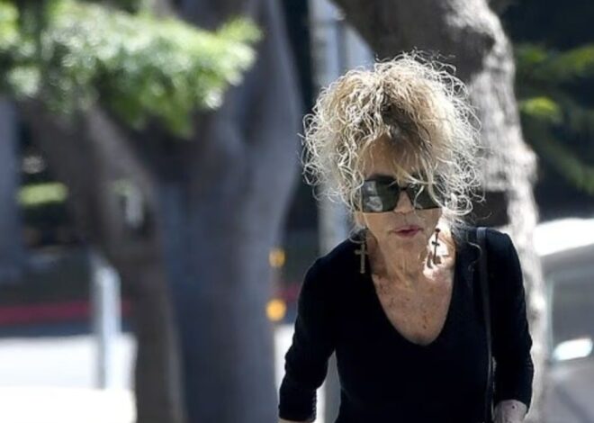 Hollywood Legend Unrecognizable in Rare Paparazzi Photos!: Can You Guess Who She Is?