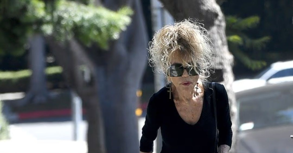 Hollywood Legend Unrecognizable in Rare Paparazzi Photos!: Can You Guess Who She Is?