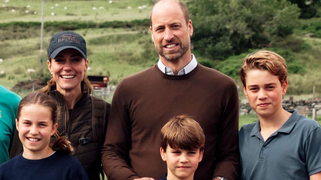 Detail in Prince William & Kate’s latest family photo has everyone saying the same thing